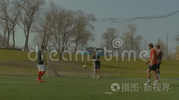 足球运动员在比赛中踢自行车视频