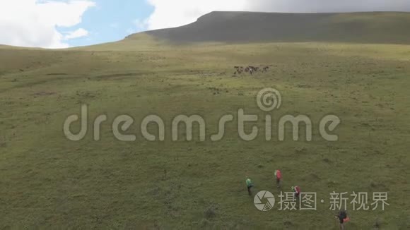 一群游客在登山时遭到无人机射击。