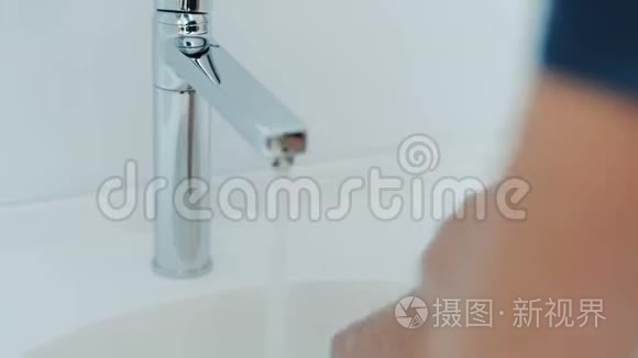 外科医生在外科厕所用口罩洗手视频