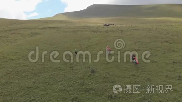 一群游客在登山时遭到无人机射击。