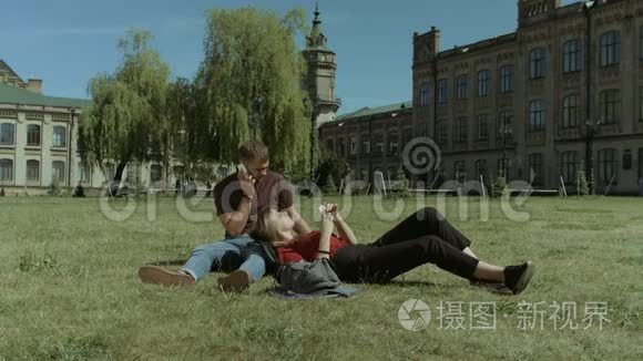 校园草坪上使用手机的大学生视频