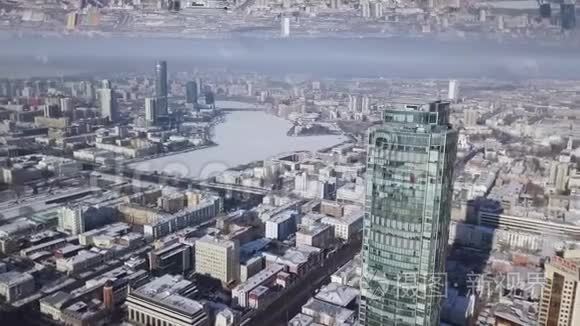 鸟瞰维索斯基摩天大楼和埃卡捷琳堡城市景观，俄罗斯，镜面地平线效果。 迷人的景色