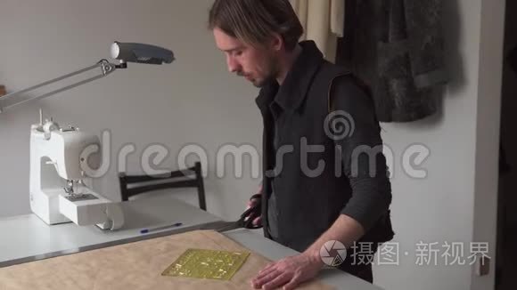 男裁缝工用剪刀剪纸服图案视频