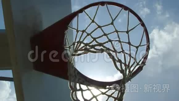 篮球网下面的大镜头