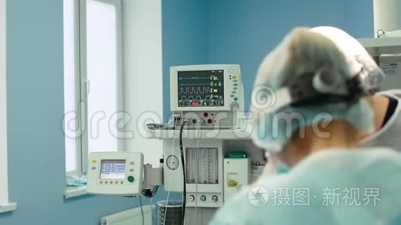 数字心脏监测器读出接近线图形和数字显示的病人被测量。 数字