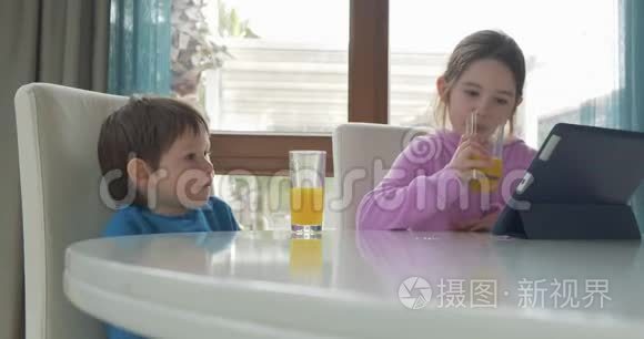 孩子们在家看动画片视频