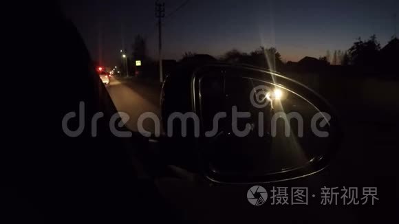 开灯的汽车在夜间沿着公路行驶视频