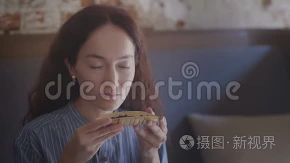 靠近女人吸入茶的味道视频