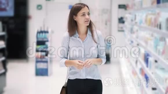 美丽的女人在化妆品店的货架上慢动作