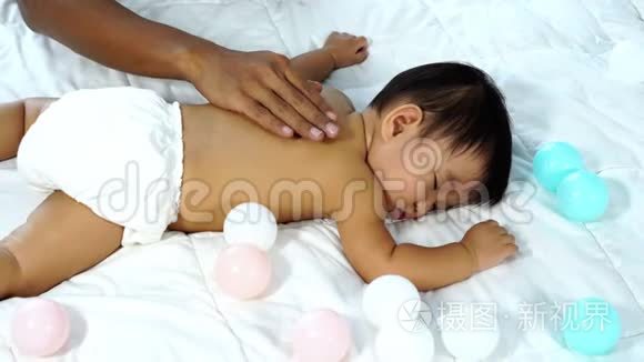 婴儿在床上用手拍