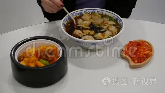 女人吃传统的亚洲食物点心汤视频