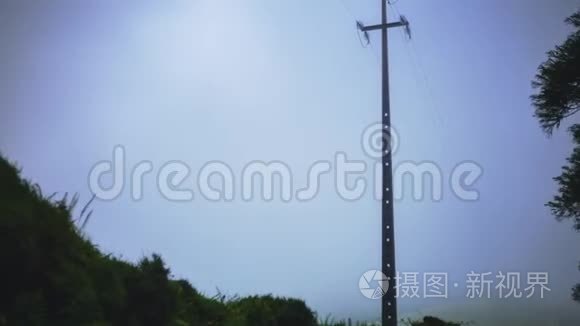 浓雾中山林中的电力线路视频