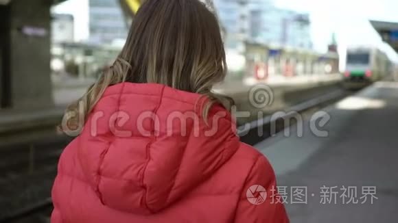 年轻女子在车站站台等车