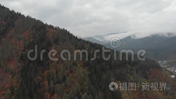 鸟瞰秋天的森林和群山