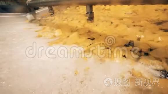 薯片在生产过程中通过泡沫液体流动