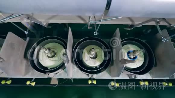 卷取设备在一家纺织厂使用白纤维。