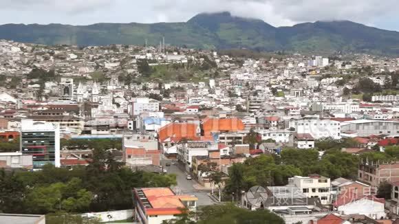 厄瓜多尔Loja市全景，地平线上有群山