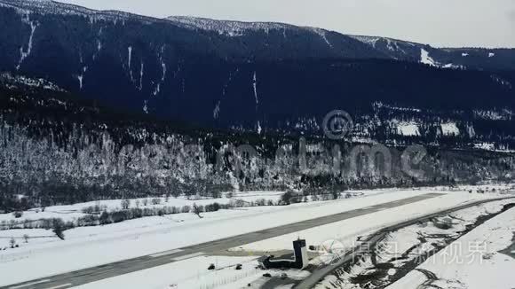 山腰机场，有一条跑道，周围有很多雪，空中拍摄4k