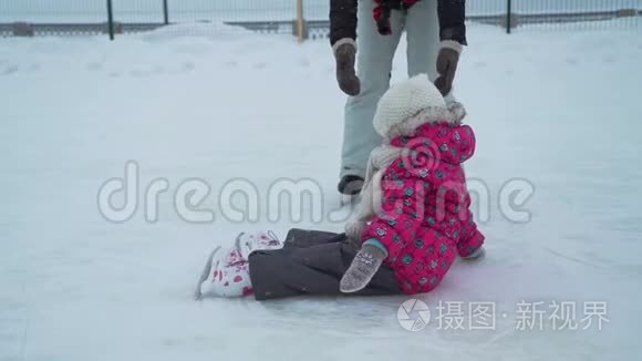 帮助小女孩从冰中站起来的女人视频
