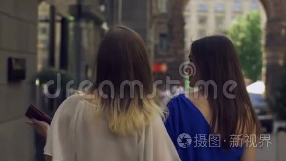 快乐的购物妇女漫步在城市街头视频