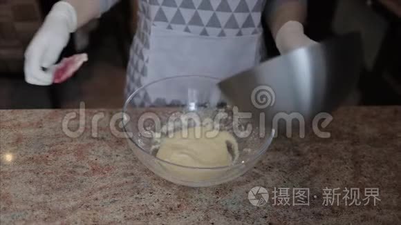 煮手加入面粉和混合面霜视频