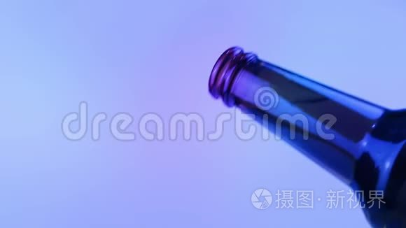 派对特写的时候喝啤酒视频