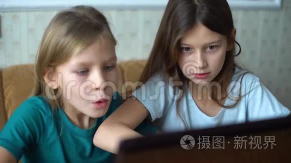 孩子们沉迷于网络游戏视频