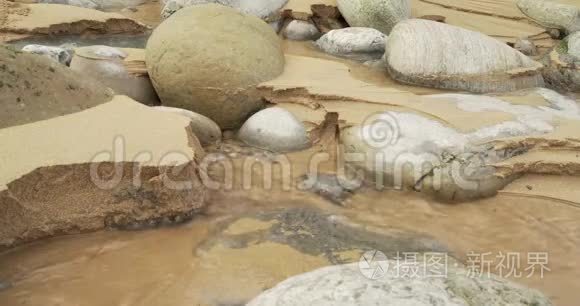 海滩上有岩石和细沙的河川美景视频