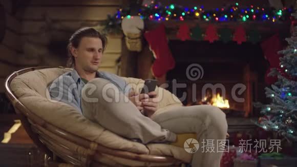 圣诞夜帅哥用智能手机视频聊天视频