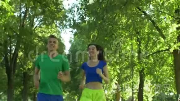 积极运动跑步者慢跑公园小径视频
