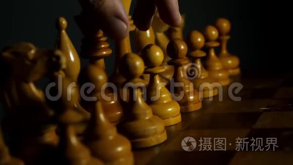 国际象棋第一步的特写镜头。人类正在移动白爪子。