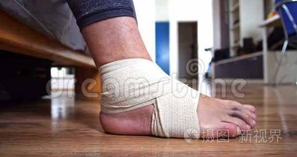 男人从受伤的腿上松开弹力绷带短视频