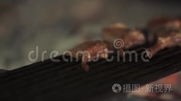 厨师在热腾腾的烧烤时放排骨视频