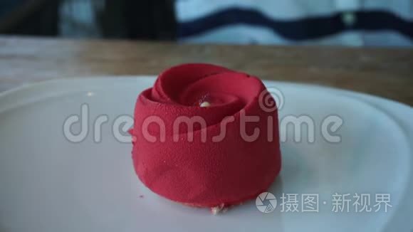 吃玫瑰红蛋糕特别仪式甜点视频