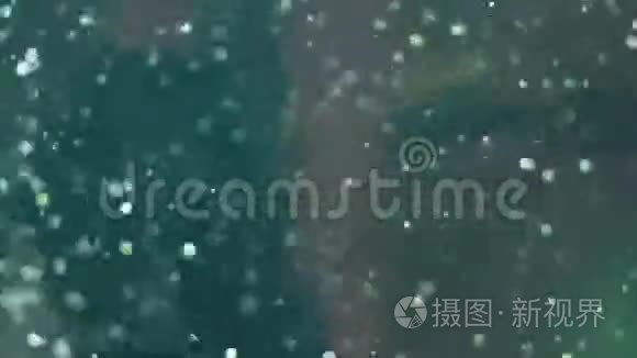 高清视频抽象模糊与闪烁的bokeh亮。 蓝绿水中模糊气泡的抽象背景。