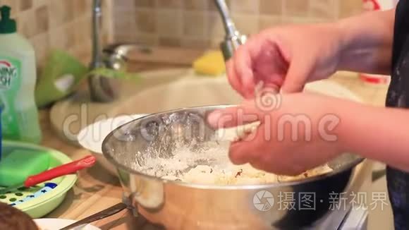 女性用手制作煎面团视频