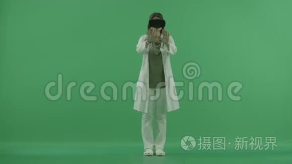 虚拟现实眼镜里的女孩视频