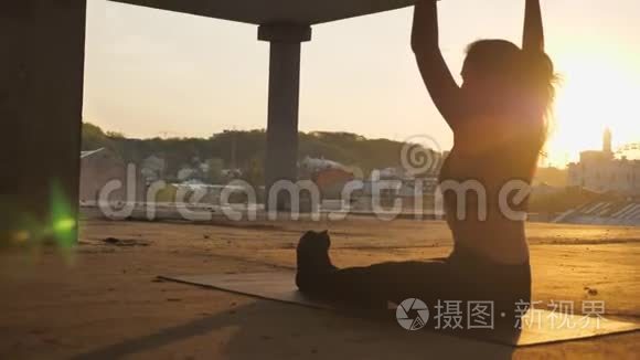 Yogi女孩将于夏季日出时在废弃的建筑里来到Paschimottanasana，健康的生活方式，运动理念