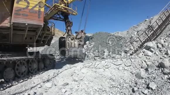 一辆装满岩石的大型挖掘机的斗视频