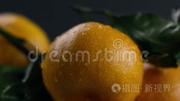 在视频中，我们看到橘子，然后橘子开始喷水，在视频的末尾，水停止了