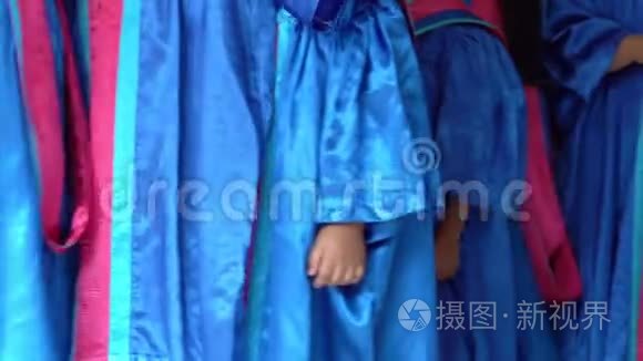 学龄前儿童穿着毕业礼服视频