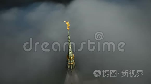 大气空中特写镜头，发光的金色雕像在蒙特圣米歇尔城堡尖塔上方乌云。