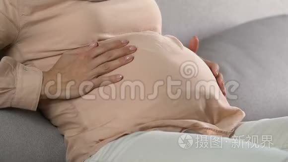 压迫孕妇感到腹部剧痛，宫缩，产前护理