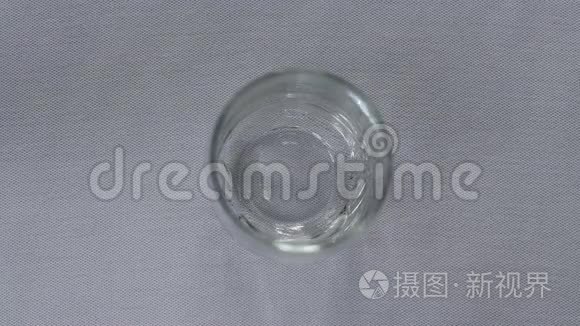 白底酒杯里从瓶子里倒出的水视频