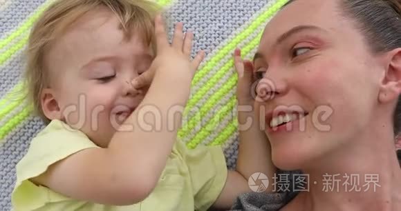 孩子自己压鼻子妈妈