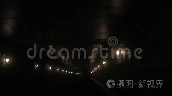 无人驾驶地铁通过隧道到达车站视频