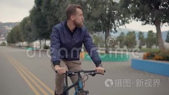 自信的男骑自行车者在阴天骑车视频