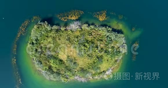 湖中岛屿鸟瞰图的向上移动视频
