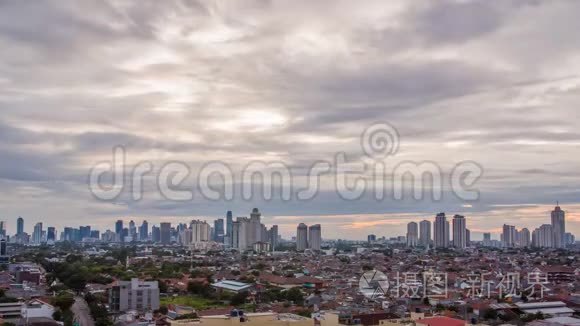 清晨雅加达城市全景的时间推移。 印度尼西亚。