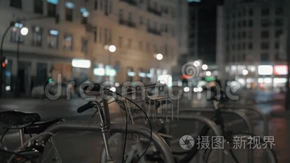 自行车停放在夜色模糊的城市视频